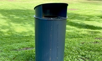 Mülleimer auf Wiese